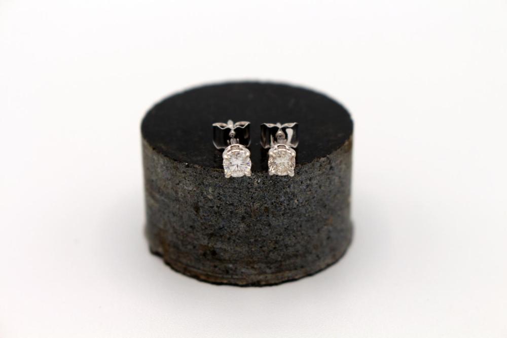 Boucles d'oreilles or blanc puces diamants