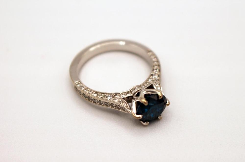 Solitaire or blanc saphir et diamants