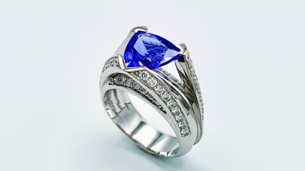 Bague or blanc diamant et tanzanite taille trillion