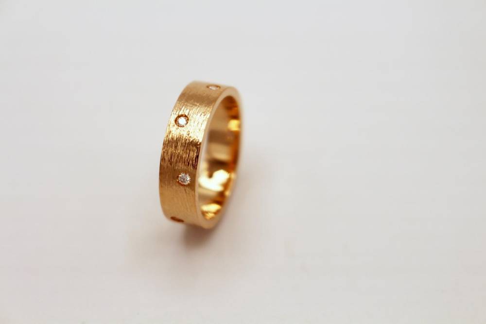 Bague or rose et diamants, serti dans la masse
