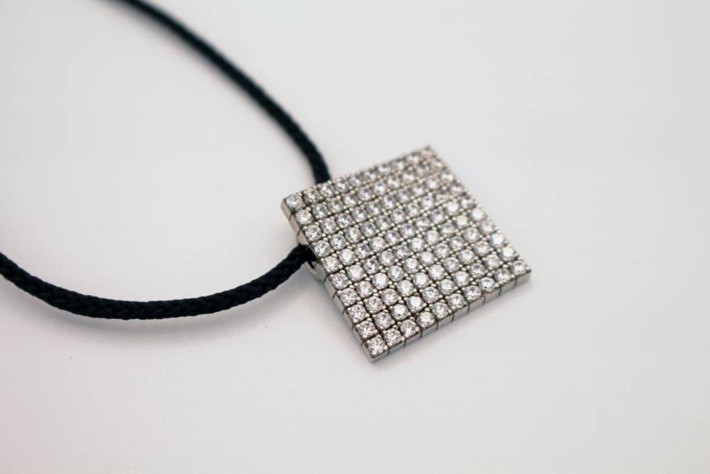 Collier or blanc et diamants, fabrication additive