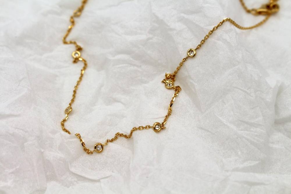 Collier or jaune et diamants, serti clos