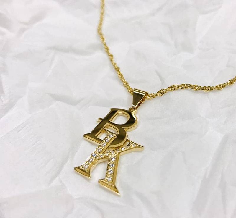 Pendentif or jaune et diamants, initiales BK