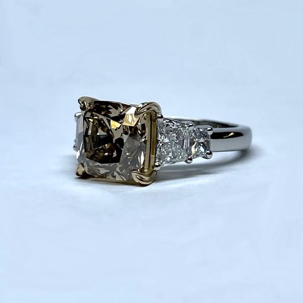 Bague or jaune et platine, diamant chocolat taille coussin et diamants blancs taille tappers_1