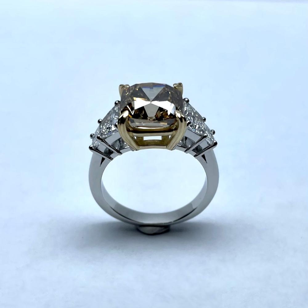 Bague or jaune et platine, diamant chocolat taille coussin et diamants blancs taille tappers_2