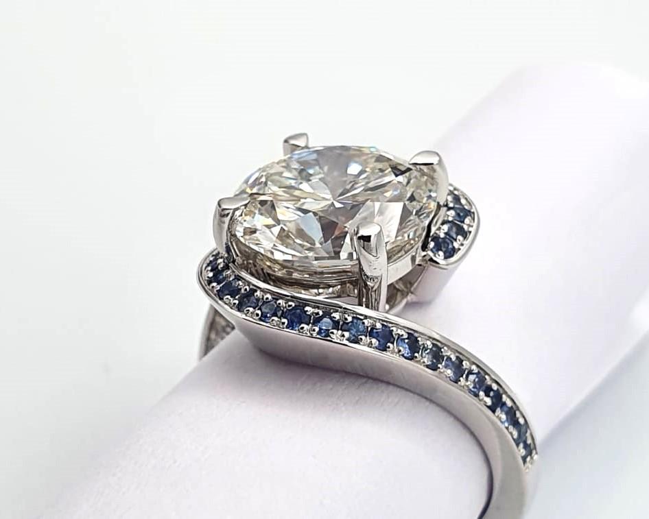 Bague or blanc spirale diamants et saphirs