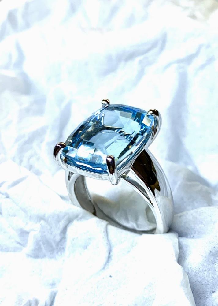 Bague or blanc topaze taille coussin