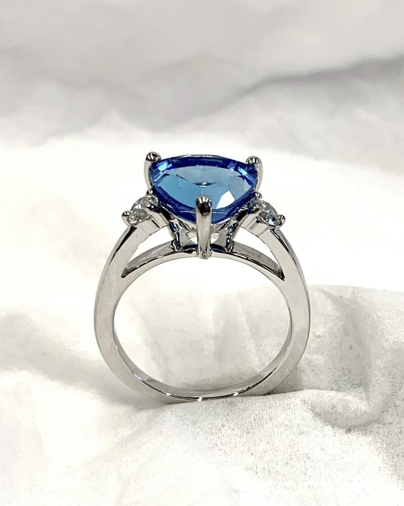Bague or blanc topaze taille trillion et diamants