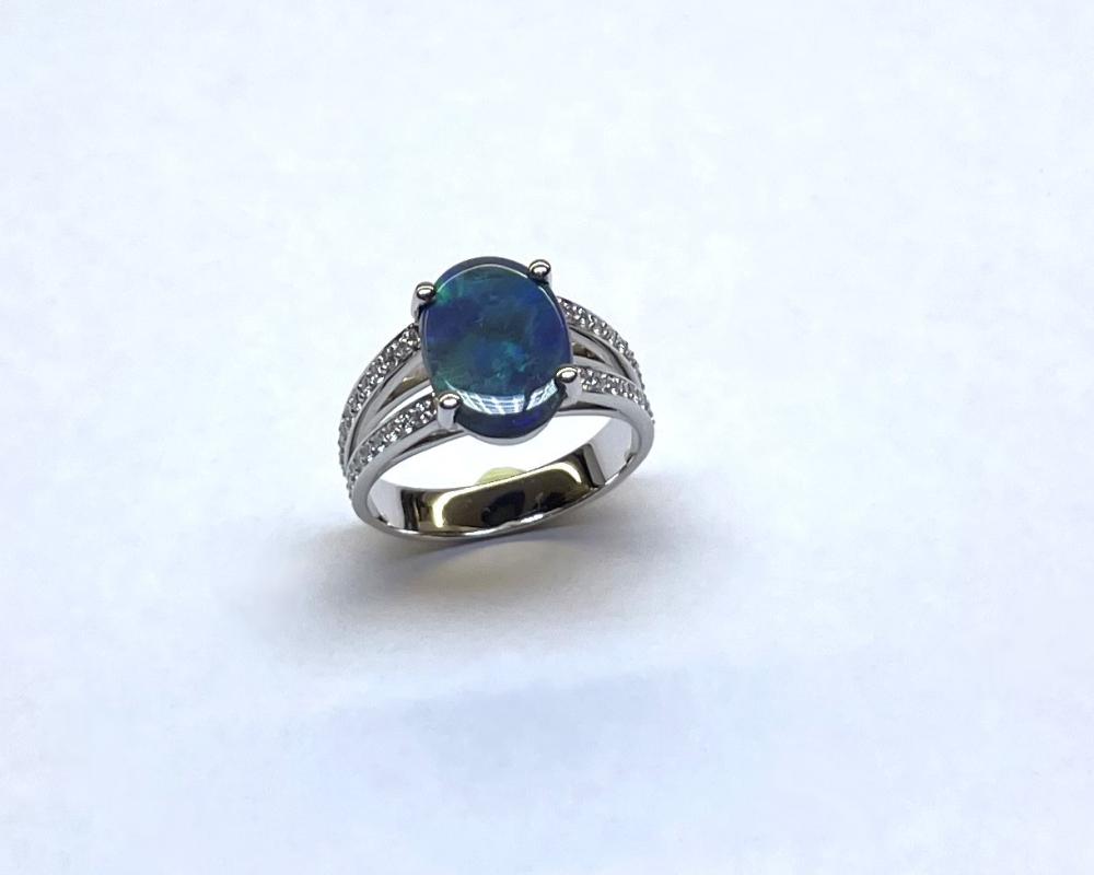 Bague or blanc, opale serti griffes et diamants