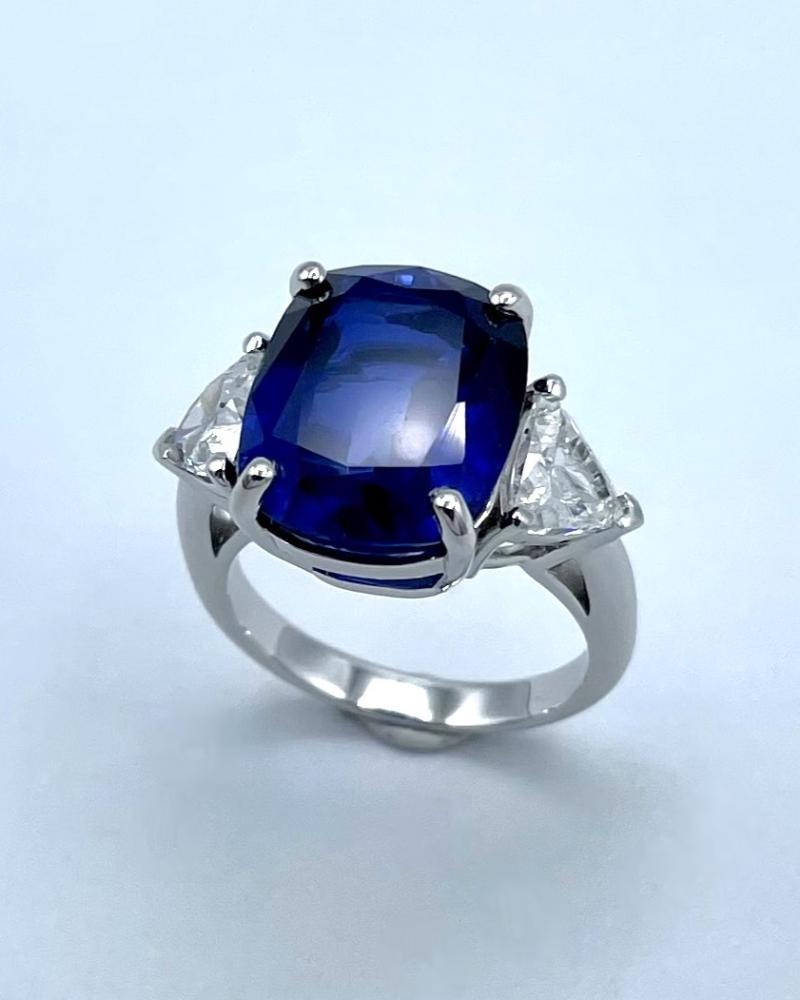 Bague or blanc, saphir taille coussin et diamants taille trillion