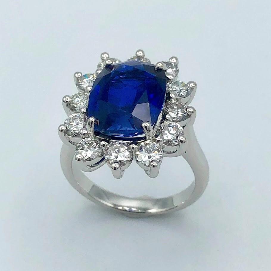 Bague or blanc, saphir taille coussin et entourage de diamants