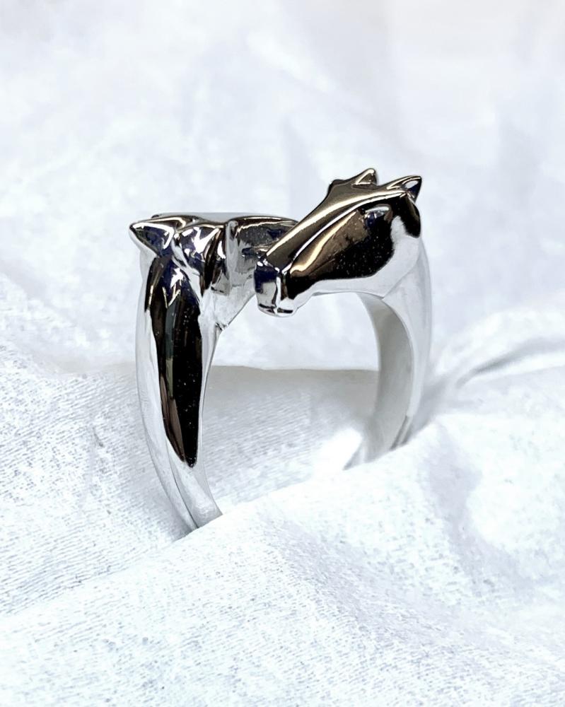 Bague or blanc, tête de chevaux