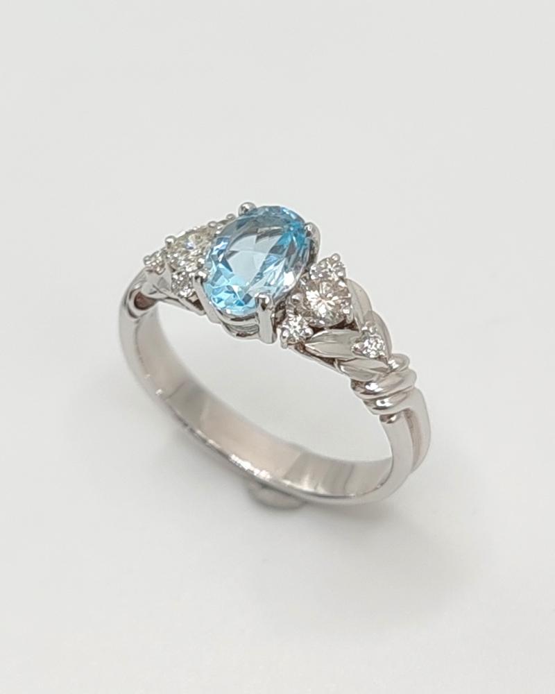 Bague or blanc, topaze ovale et diamants