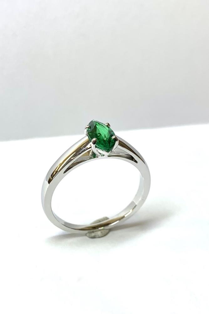 Bague or blanc, émeraude taille navette