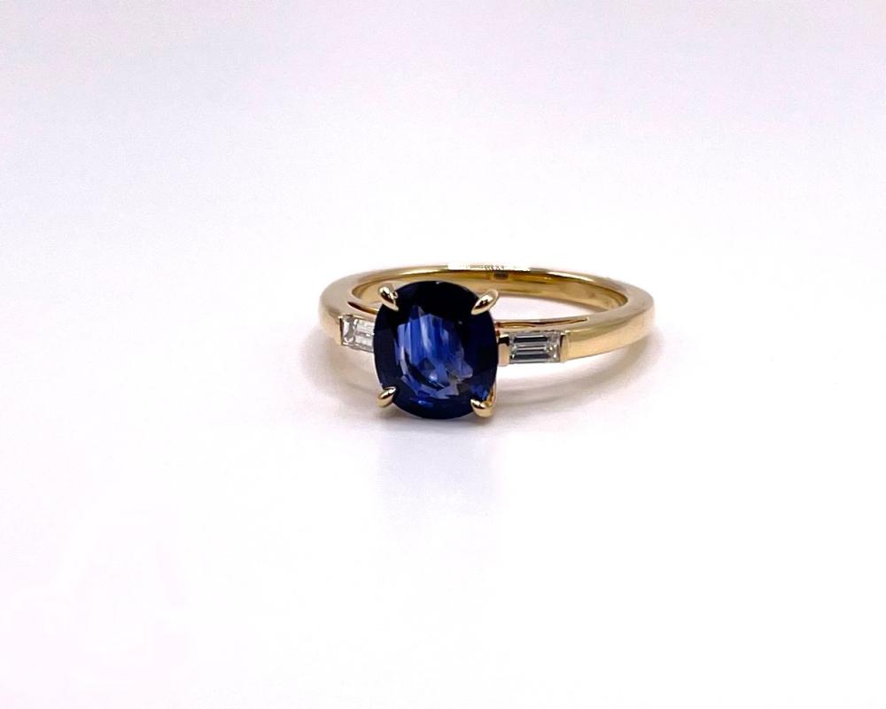Bague or jaune saphir et diamants taille baguette