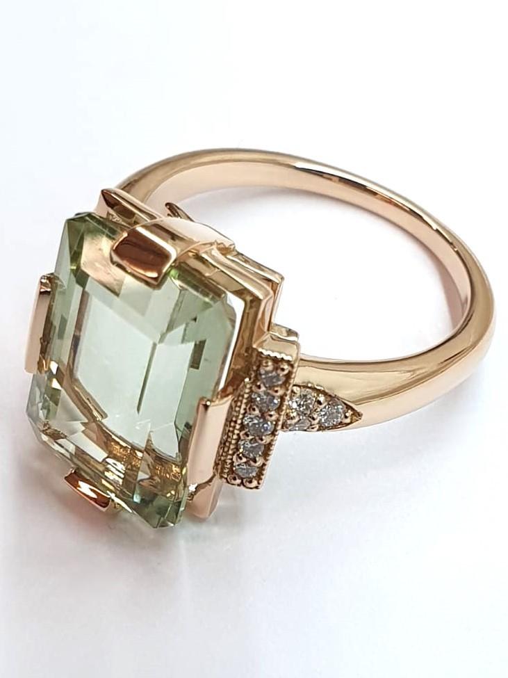 Bague or jaune, péridot taille emeraude et diamants