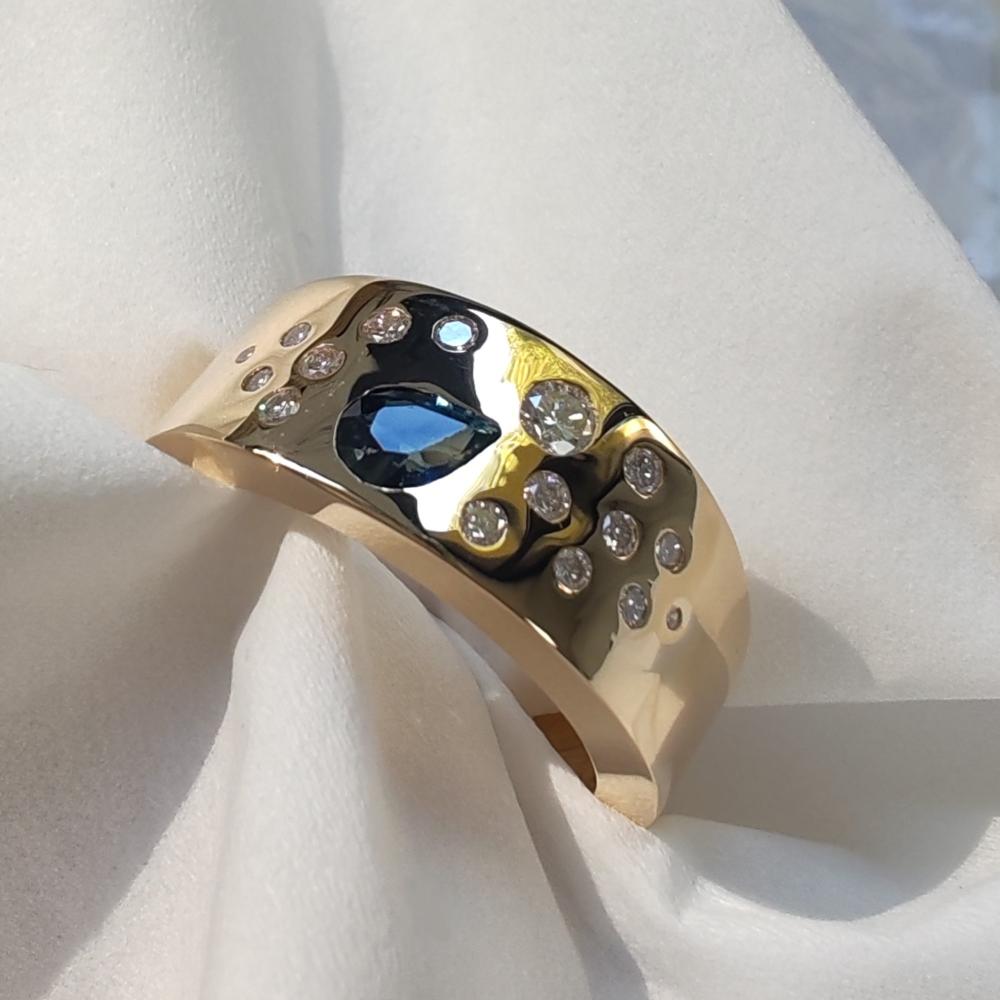 Bague or jaune, saphir taille poire et diamants