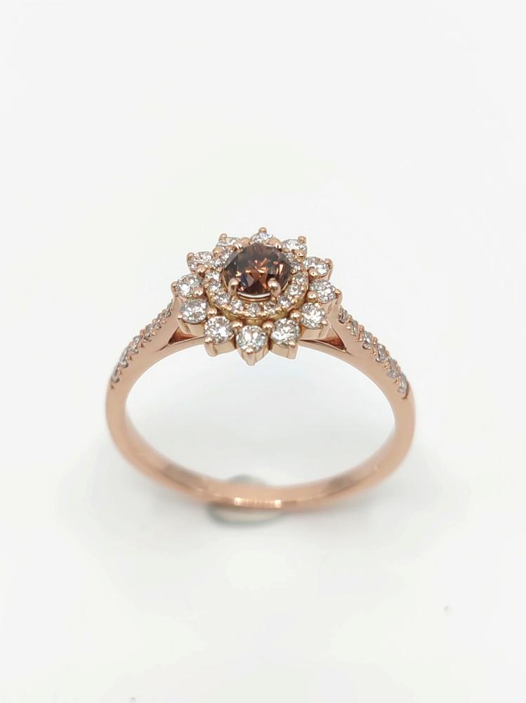 Bague or rose, diamant chocolat et entourage diamants blancs
