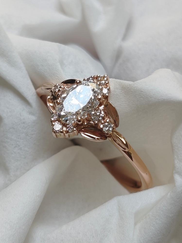 Bague or rose, diamants taille navette et brillants, feuilles
