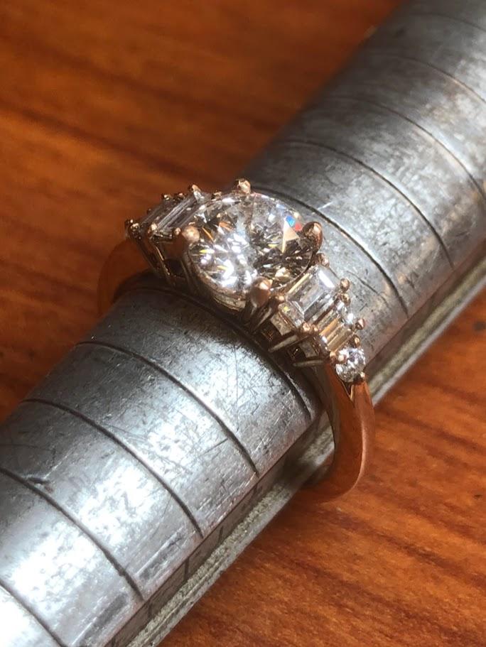 Bague or rose, diamants tailles brillant et baguette