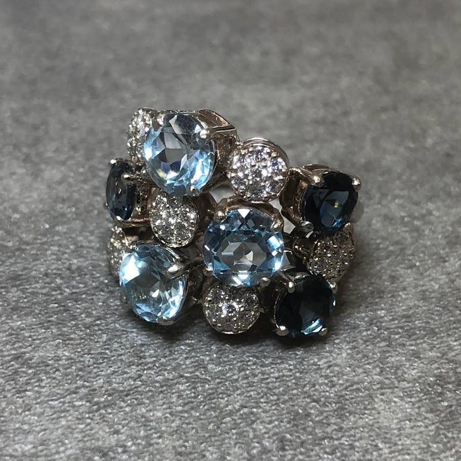 Bague Tutti Frutti or blanc, topazes bleu clair, topazes blue london et diamants blancs taille brillant