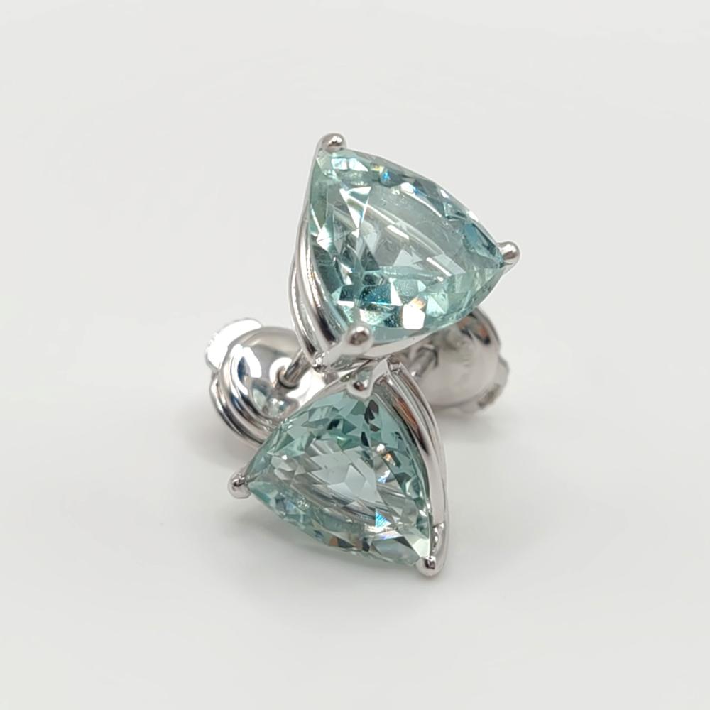 Boucles d'oreilles or blanc puces, topaze taille trillion