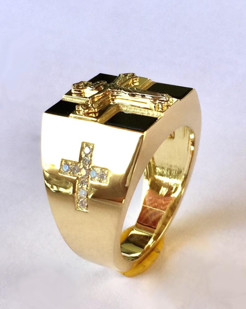 Chevalière or jaune, onyx et diamants_1