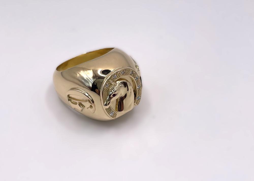 Chevalière XXL, or jaune massif, diamants et rubis_2