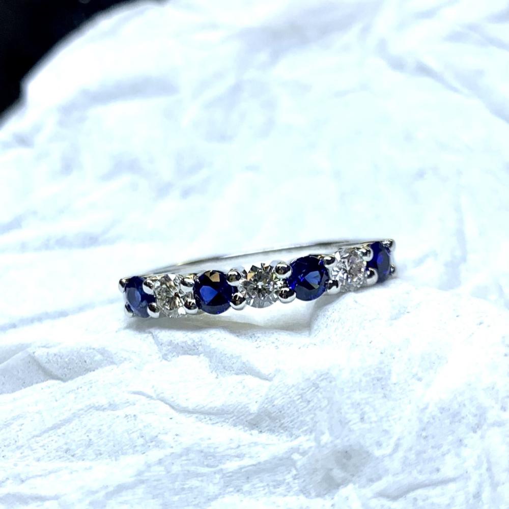 Demi-alliance or blanc, saphirs et diamants