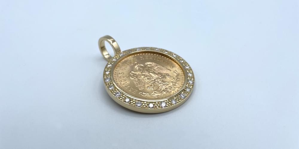 Pendentif or jaune et diamants, porte pièce pesos mexicains