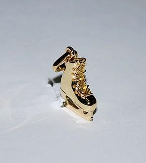 Pendentif or jaune patin à glace