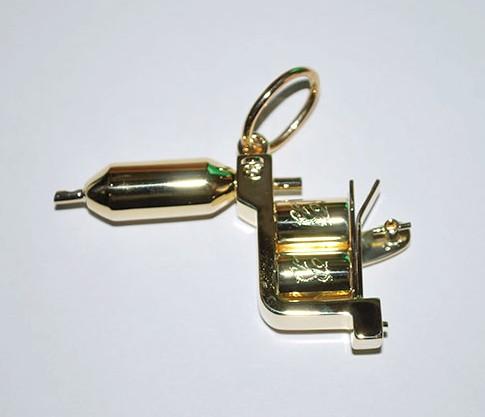 Pendentif or jaune pistolet de tatouage