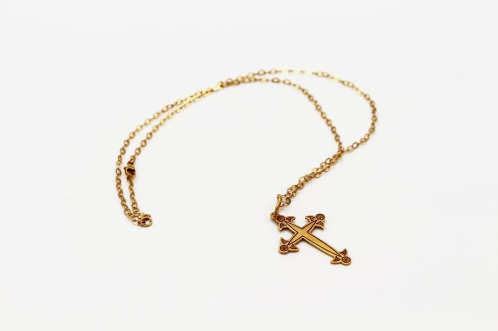 Pendentif or rose croix