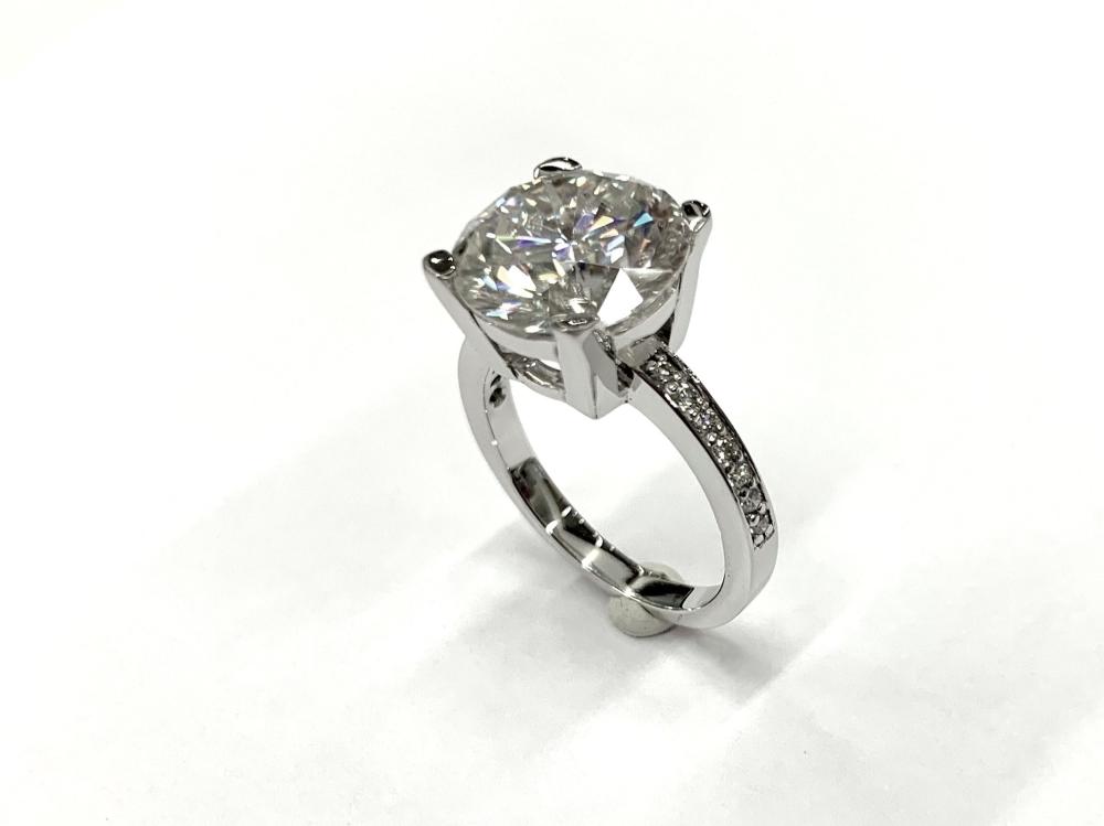 Solitaire or blanc diamant serti 4 griffes et diamants d'accompagnement