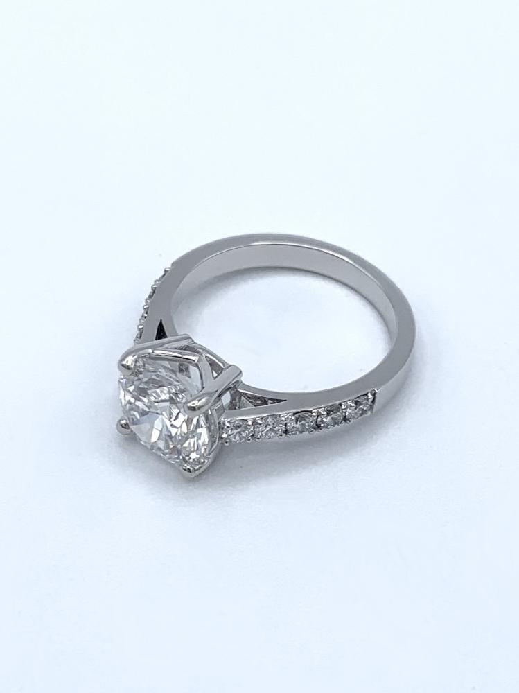 Solitaire or blanc diamant serti griffes et diamants d'accompagnement_2
