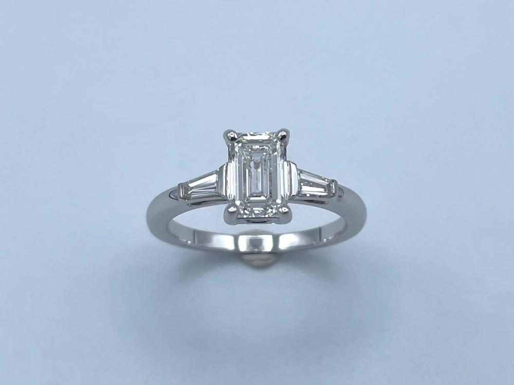 Solitaire or blanc diamant taille emeraude et tappers