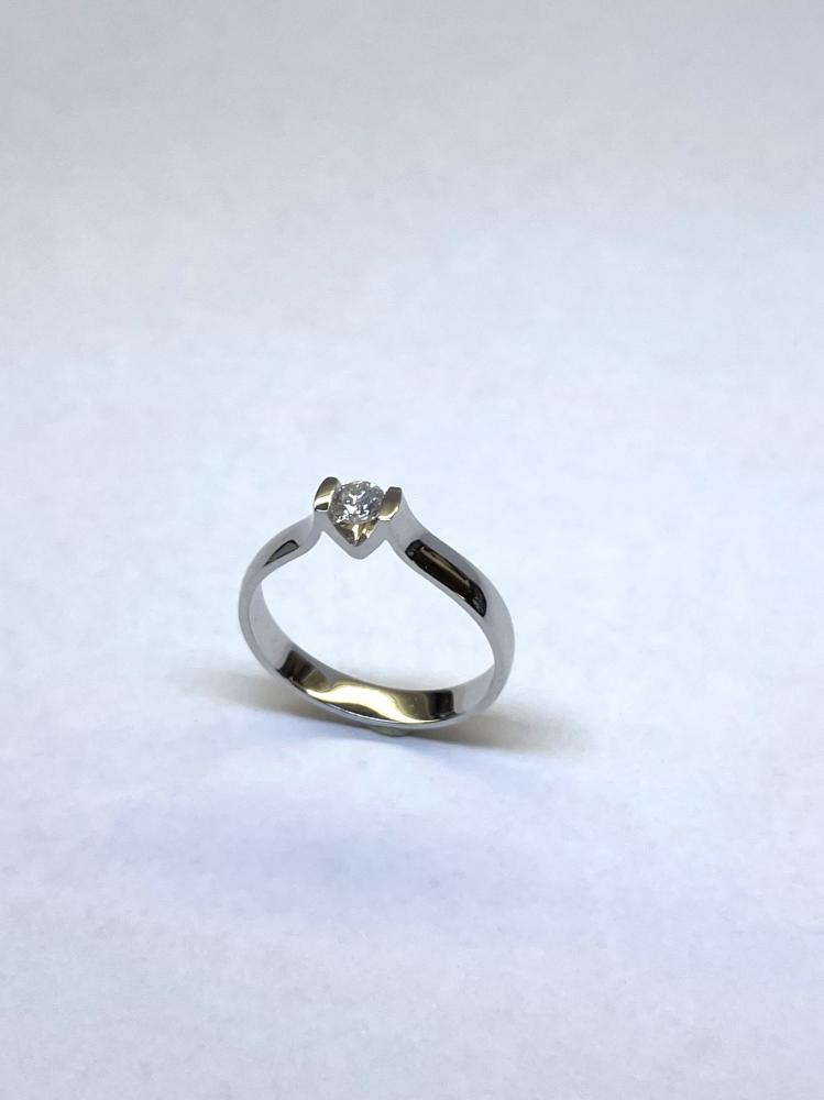 Solitaire or blanc, diamant serti demi-clos