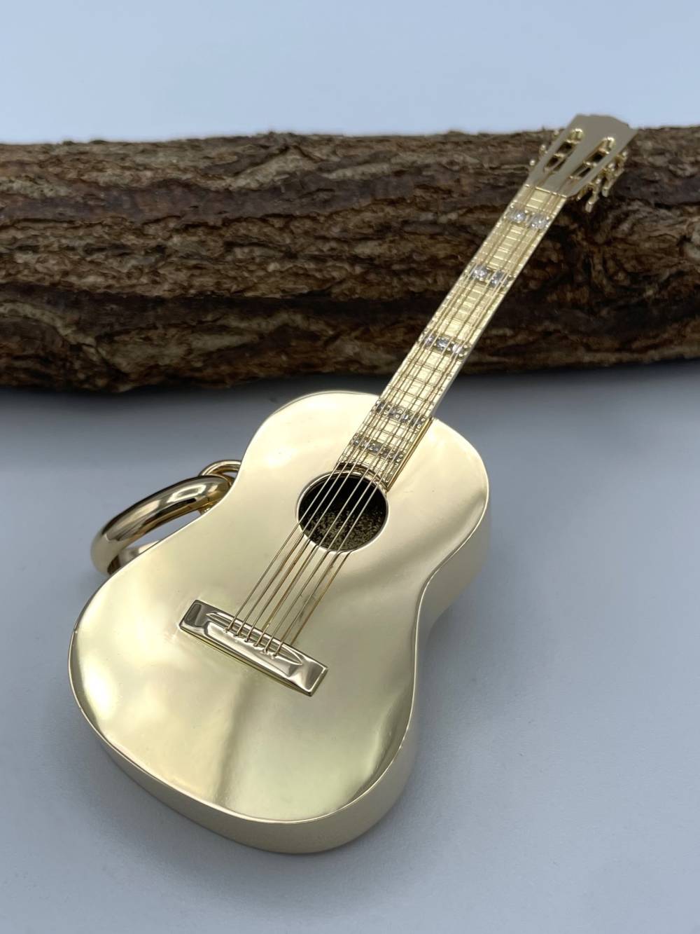 Pendentif guitare or jaune et diamants_1