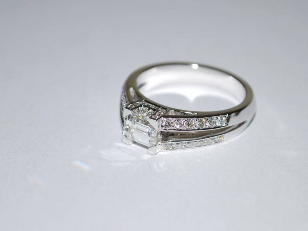 Bague or blanc diamants taille brillant et emeraude