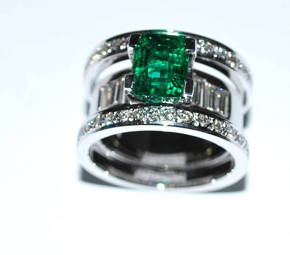 Bague or gris émeraude et diamants