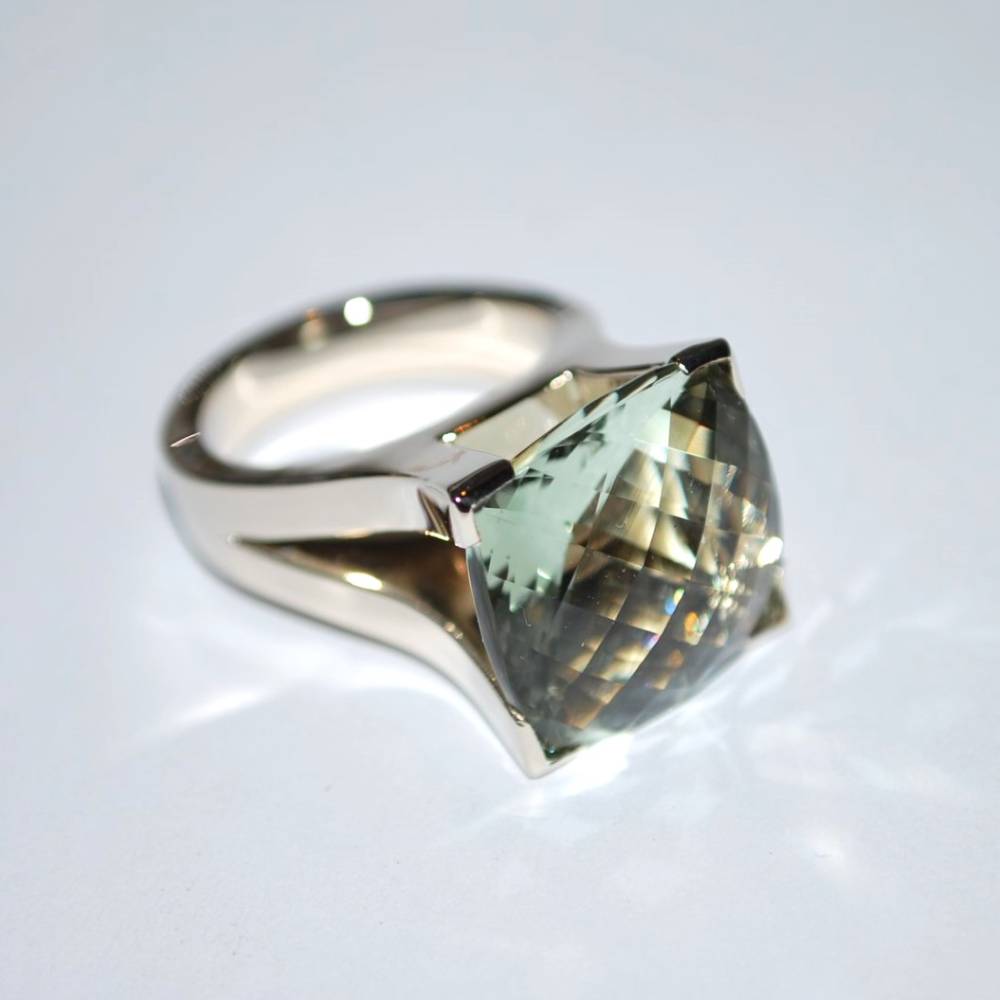 Bague or gris améthyste verte taille briolette