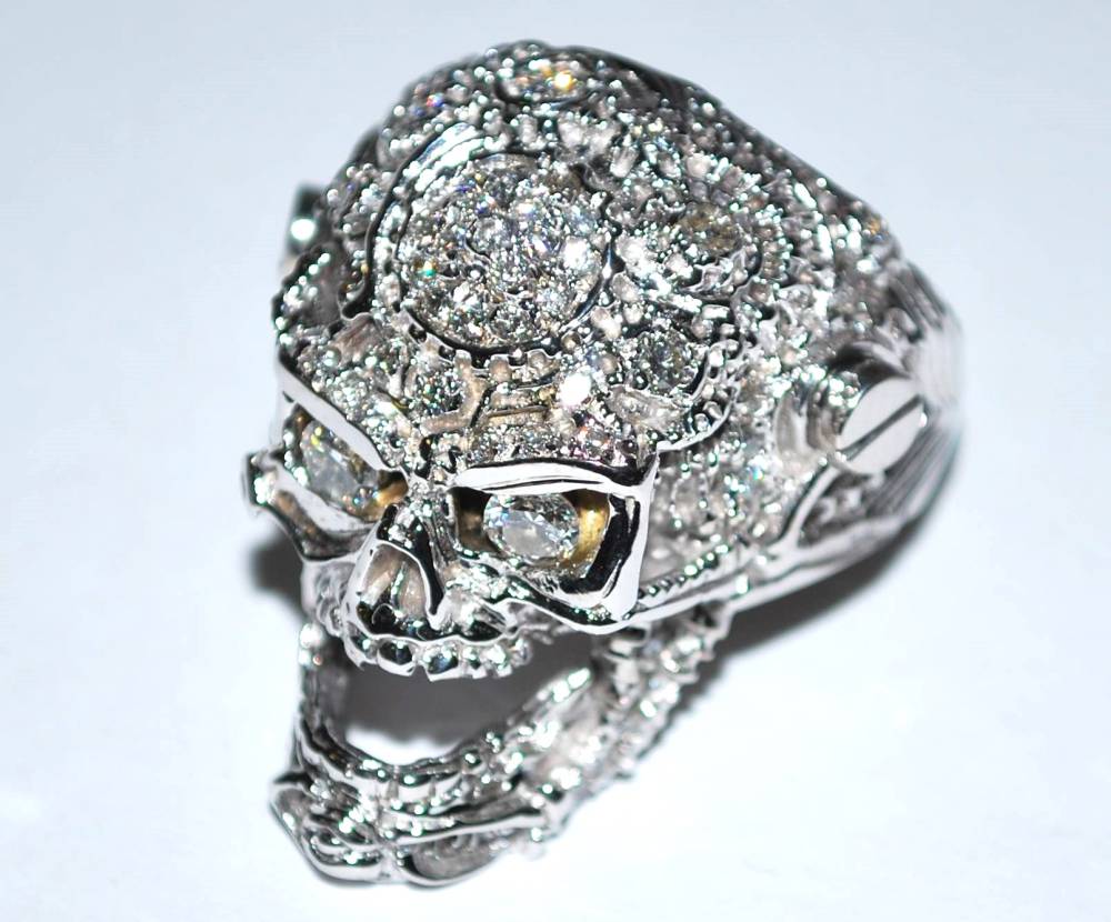 Chevalière or gris crâne empierrée de diamants