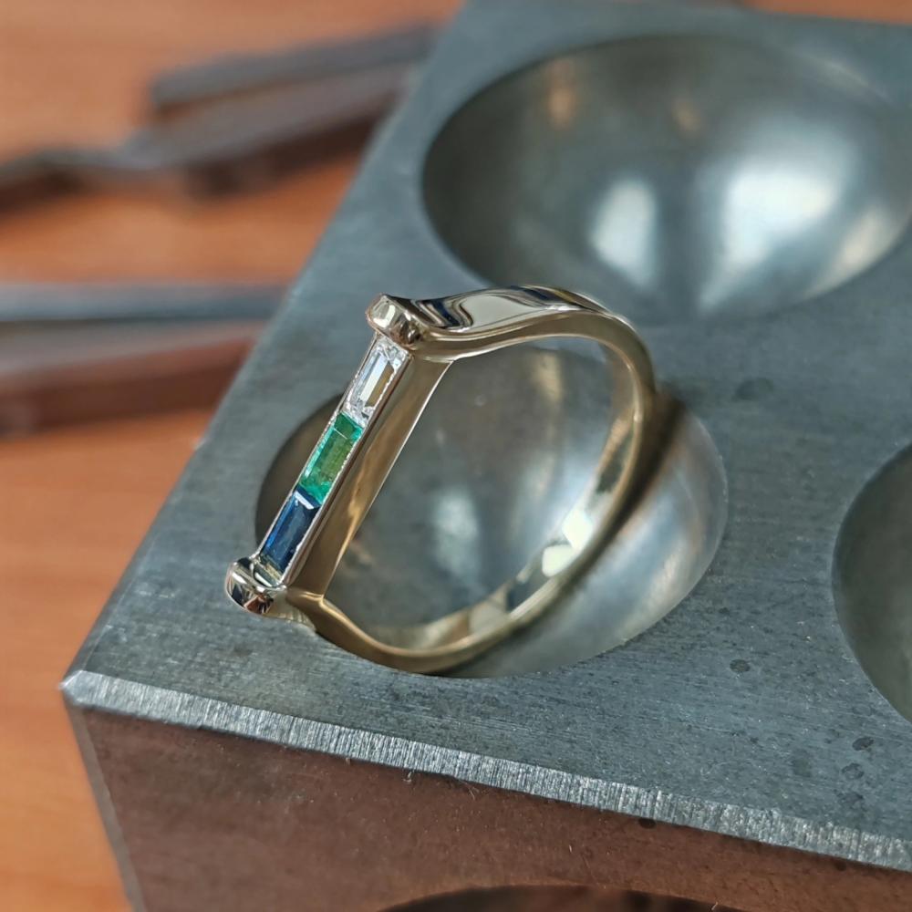 Bague or jaune saphir émeraude oxyde de zirconium