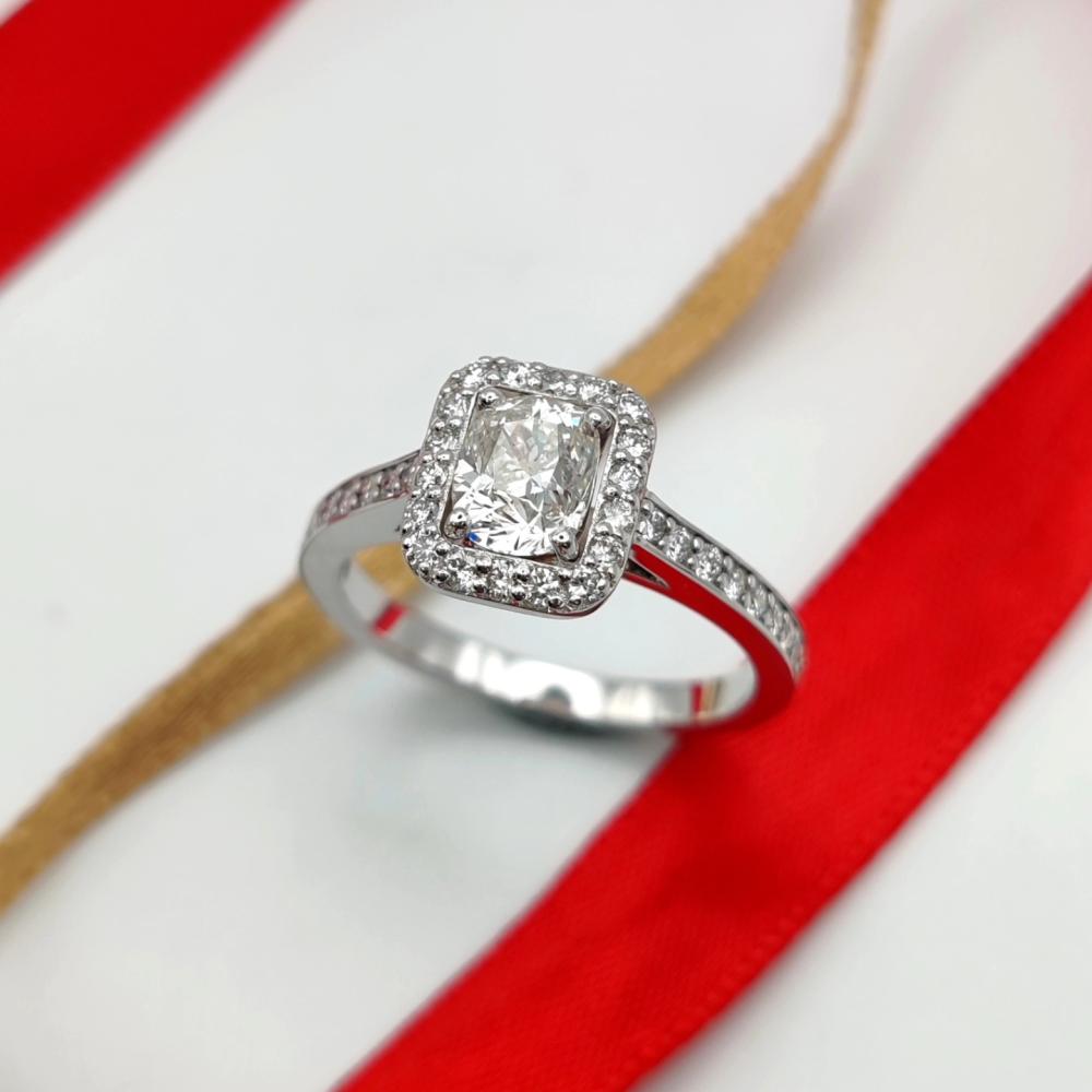 Solitaire or blanc avec diamants d'accompagnement