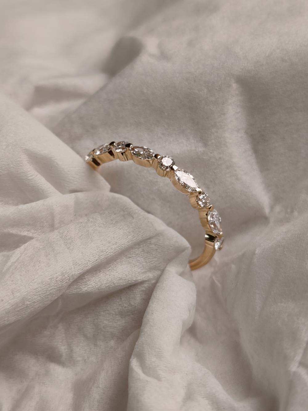 Demi-alliance or jaune diamants brillants et navette