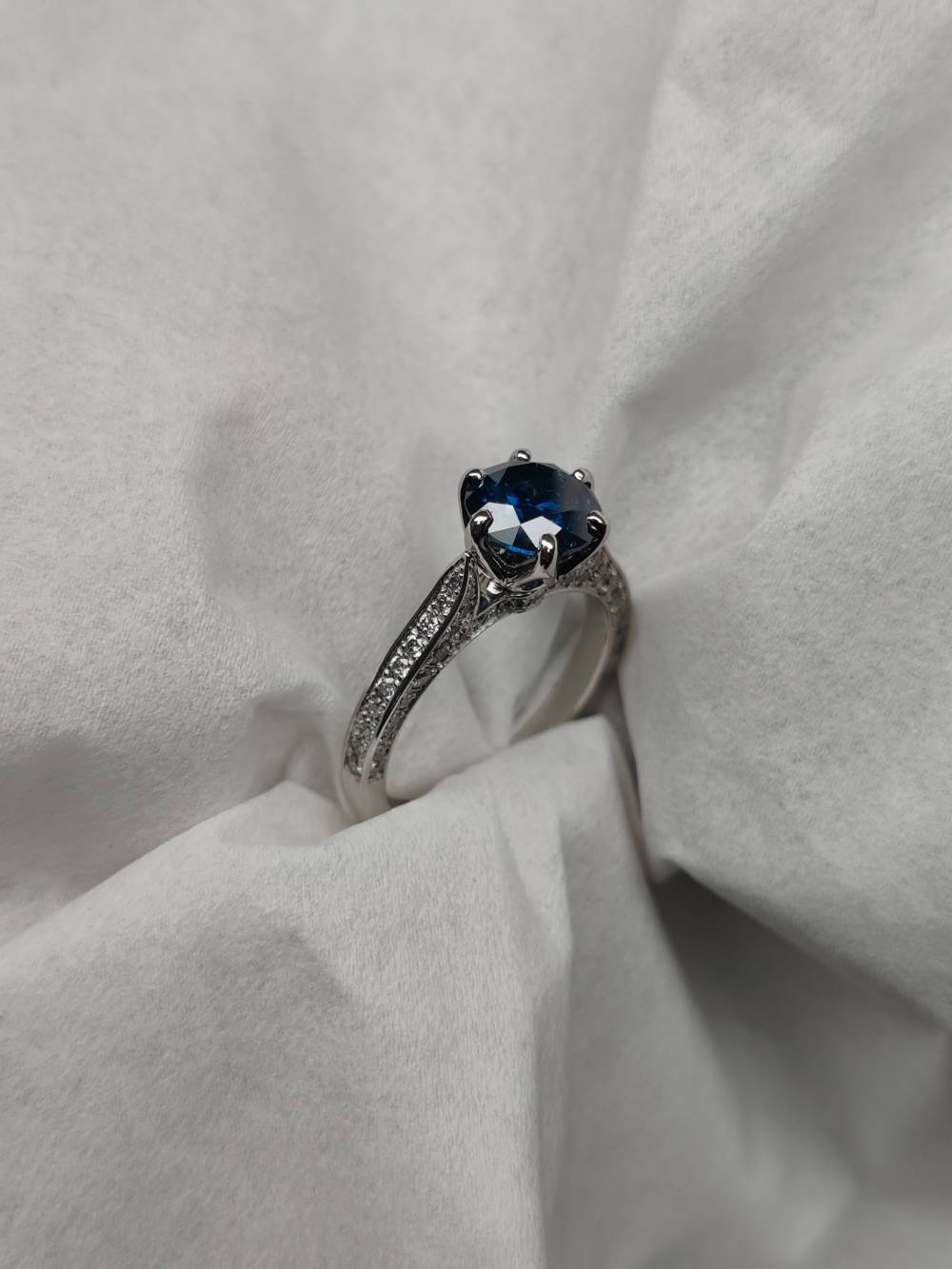 Solitaire or blanc diamant bleu et pavage de diamants blancs_