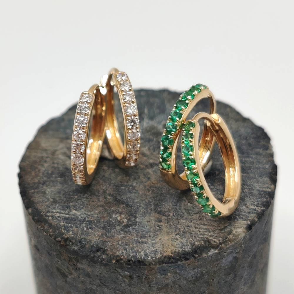 Créoles or jaune, diamants et émeraudes