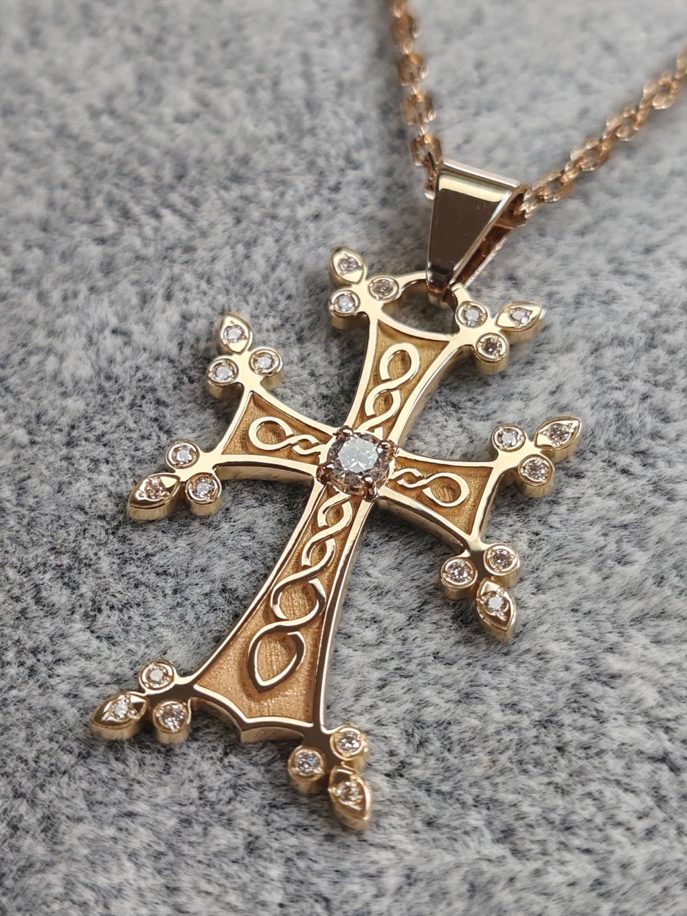 Pendentif croix arménienne gravée et empierrée