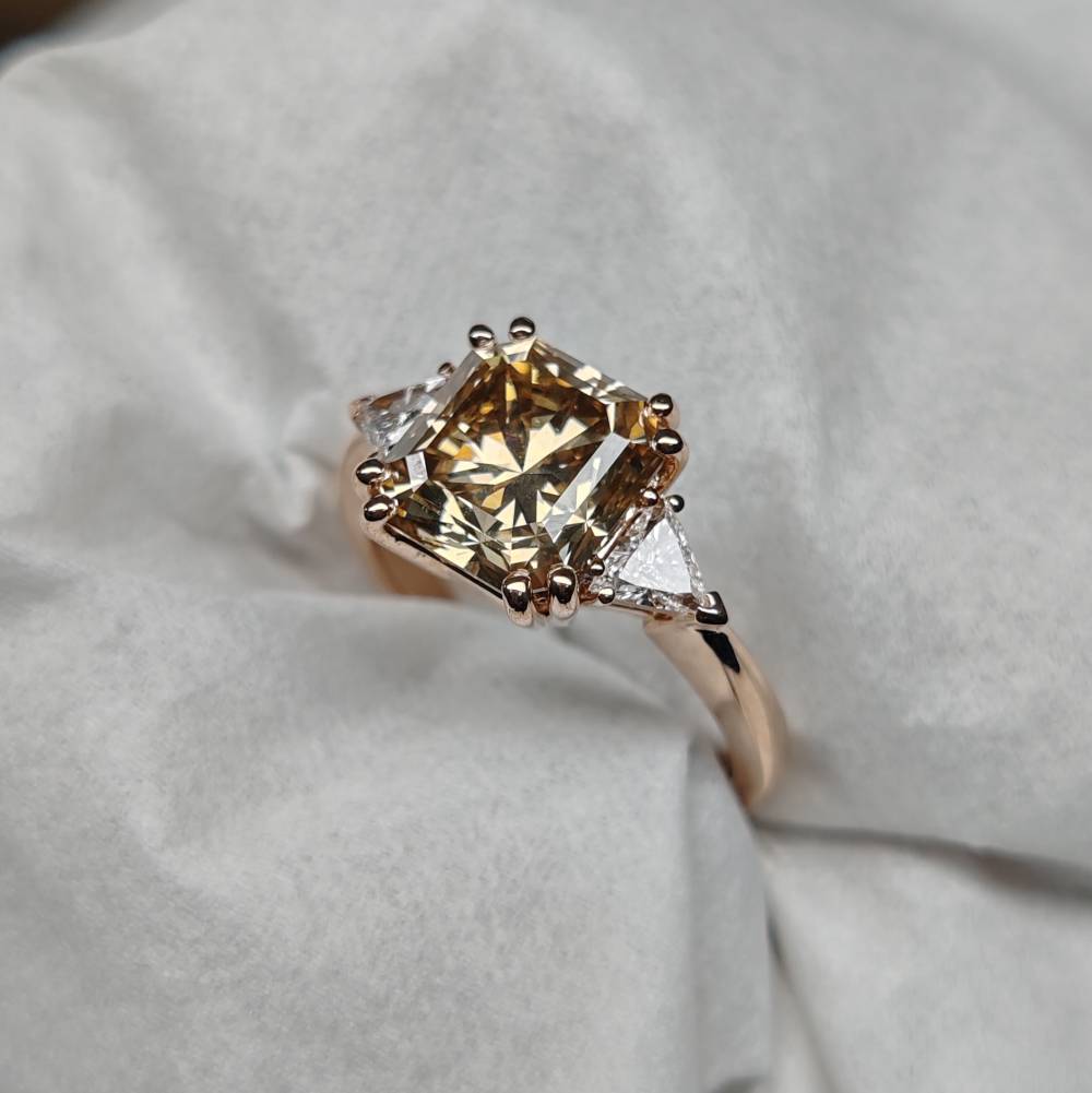 Bague or jaune diamant brun taille radiant et diamants blancs taille trillion