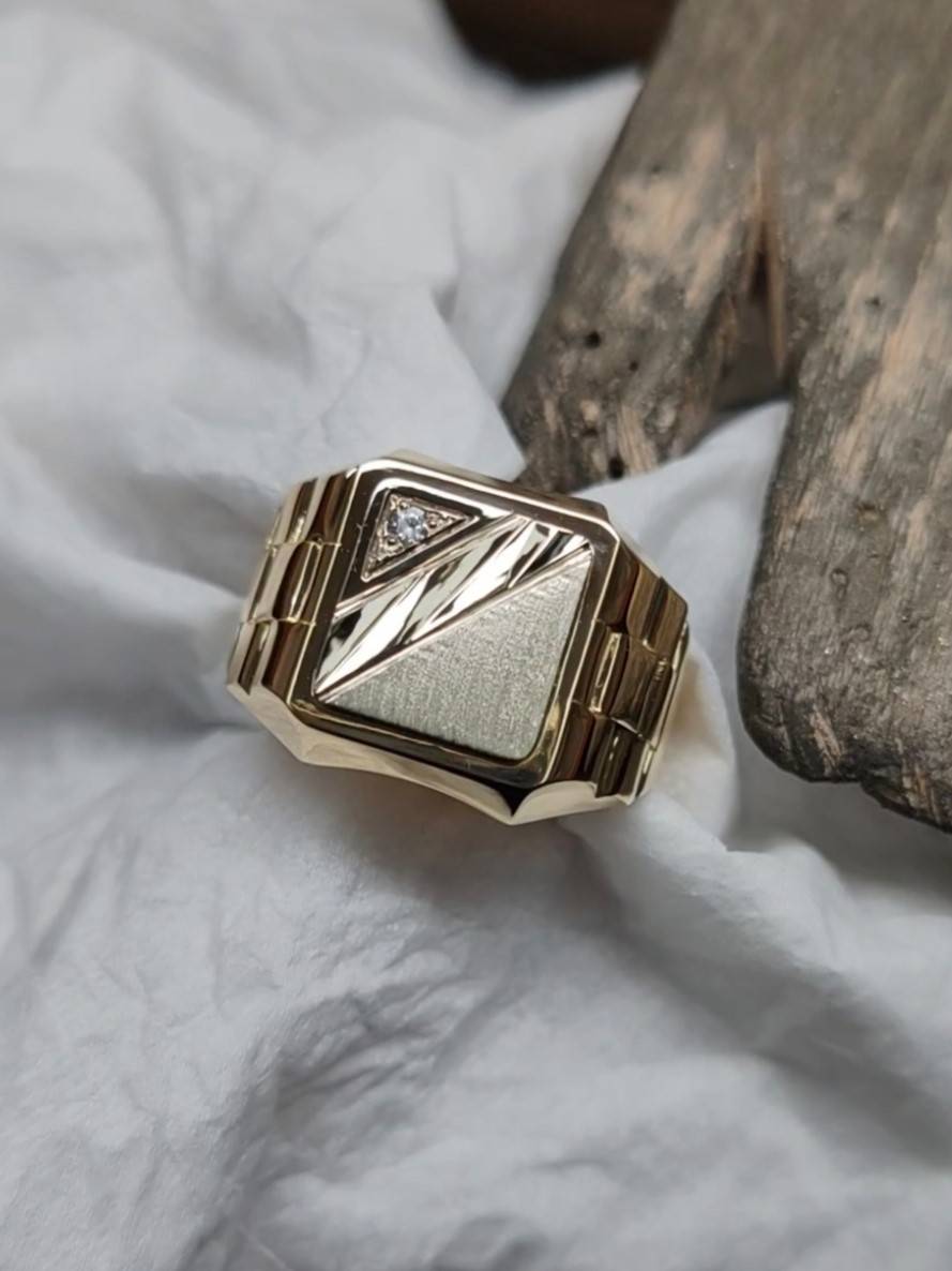 Chevalière or jaune et diamants plateau texturé
